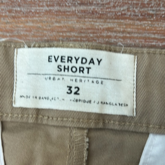 Khaki men’s shorts - Picture 2 of 3